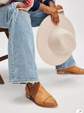 Free People Royale women’s  Light Tan Leather Pointed Slip-Ons size 39.5 or 9.5